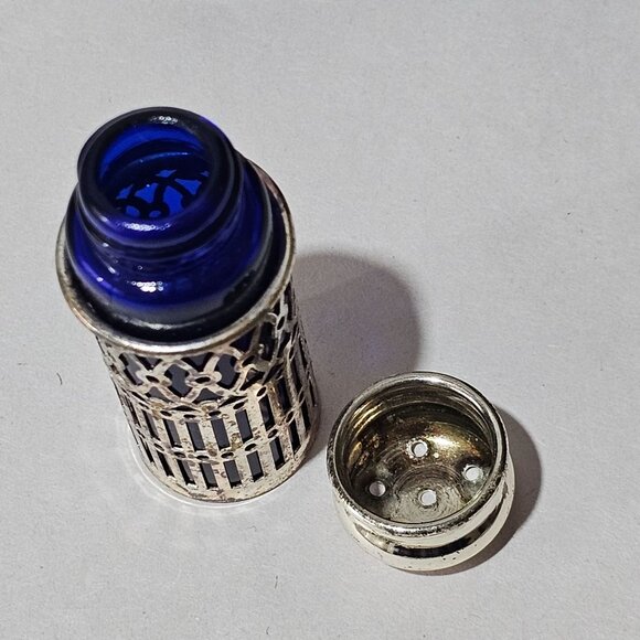 4 Pierced Silverplate Cobalt Salt Pepper Shakers 2.5" Towle Japan Blue Glass vin - Picture 3 of 6